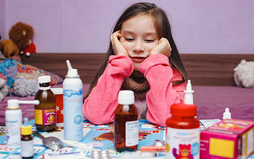 лекарства-ребенок-болеет-простуда-грипп-девочка-эпидемия-карантин-таблетки-лечение--2019-С-Грачёв.jpg