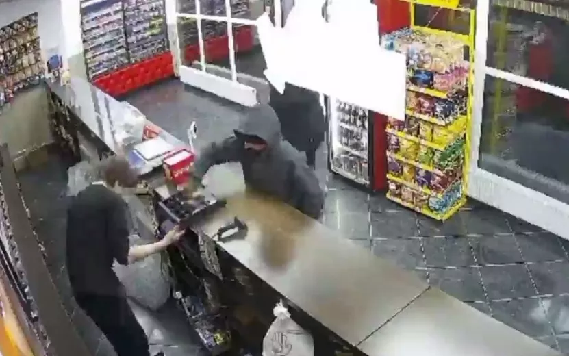 Видео: мужчина с ножом напал на пивной магазин в Ижевске
