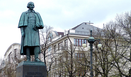 Такой памятник Н.В. Гоголю стоит в Москве. Фото ИТАР-ТАСС