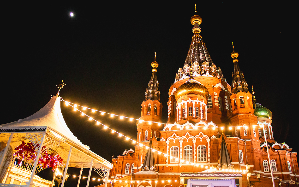 Новогодняя сказка: фоторепортаж с вечерних улиц Ижевска