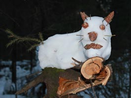 Кошка из снега и шишек. Все фото автора