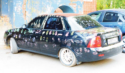 На память о посещении детдома активисты так и ездили в разрисованных авто