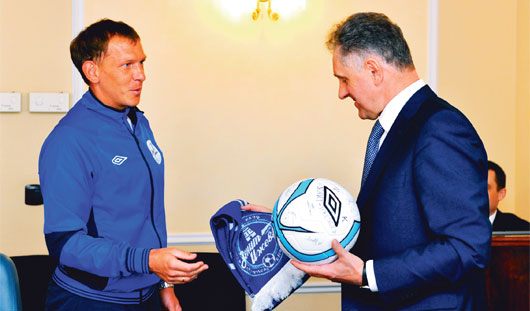 Футболисты вручили Александру Волкову мяч с автографами и непременный атрибут футбольного болельщика - фирменный шарф
