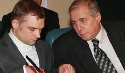 Дмитрий Гавриков, бывший директор интерната № 2 (на фото слева) и Валерий Шляфер, бывший глава Управления образования Ижевска (на фото справа), были названы московскими экспертами отвественными за отсуствие в интернате «домашней обстановки»