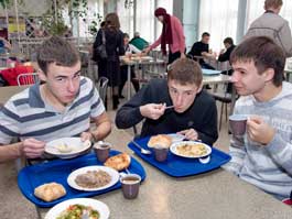 Этим студентам УдГУ гастрит не страшен: обедают регулярно, а в рационе обязательно суп, каша и нежирное мясо