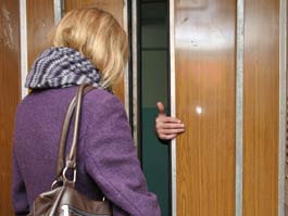 Настя уже зашла в кабину лифта, как в закрывающиеся створки просунулась рука незнакомого мужчины (реконструкция событий от газеты «Центр»)