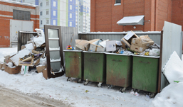 Часто коммунальщиков штрафовали за переполненные контейнеры с мусором у домов. Фото из архива редакции