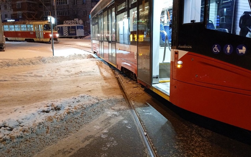 Трамвай в Ижевске сошел с рельсов из-за треснувшего на морозе асфальта