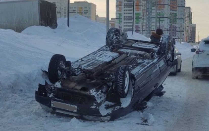 Фотофакт: В Ижевске перевернулся автомобиль 