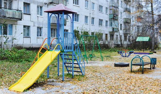 Теперь жители дома 68 по улице Школьной не боятся за своих детей - малыши будут играть на детской площадке во дворе