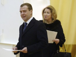 Дмитрий и Светлана Медведевы. Фото vsekommentarii.com