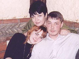 Я (слева внизу), Рома и одна из московских приятельниц, которая приютила нас, когда мы оказались без денег и жилья (фото из личного архива)