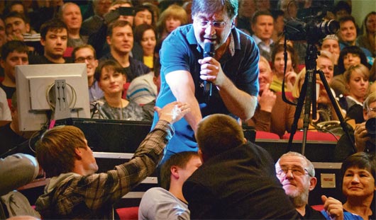 На концерте лидер ДДТ спокойно выходил в зал и здоровался за руку с поклонниками. Фото Руслана Хисамутдинова