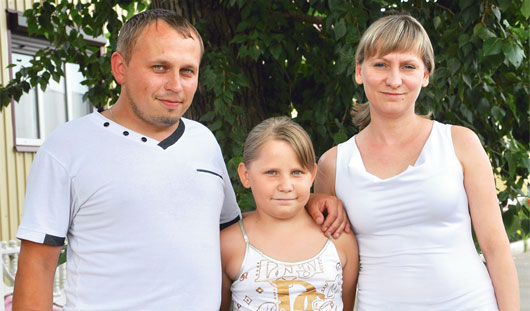 Сергей спешил забрать из роддома дочку Валерию (в центре) и жену Ольгу