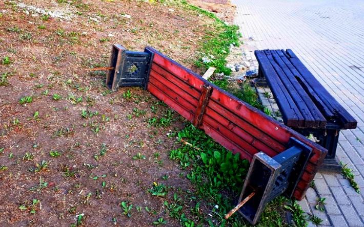 Фотофакт: скамейку вырвали из набережной пруда в Ижевске