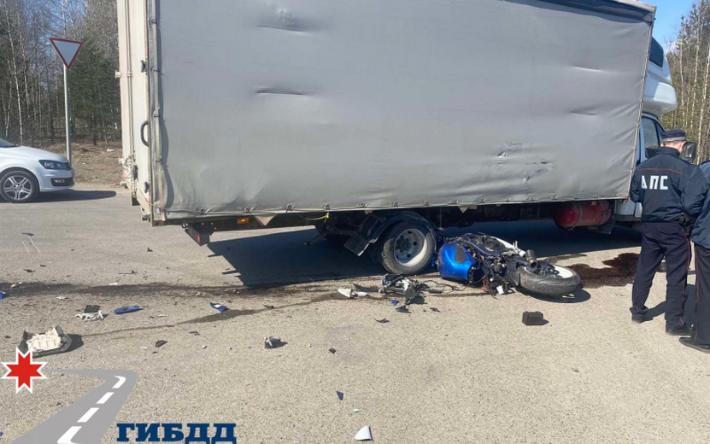 Мотоциклист погиб в столкновении с грузовиком в Воткинске