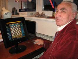 85-летний Владимир Александрович: «Чтобы быть в спортивной форме, играю с компьютером. Техника мне пока уступает!»
