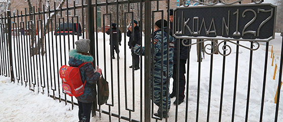 Игорь Катаев / РИА Новости. На снимке: вход на территорию школы № 127 в Перми