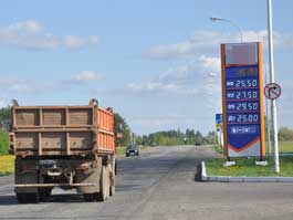 Ижевские водители привыкают к новым ценам на бензин. У независимых операторов они подобрались к 30 рублям, теперь все ждут, что же будет на АЗС «больших игроков»