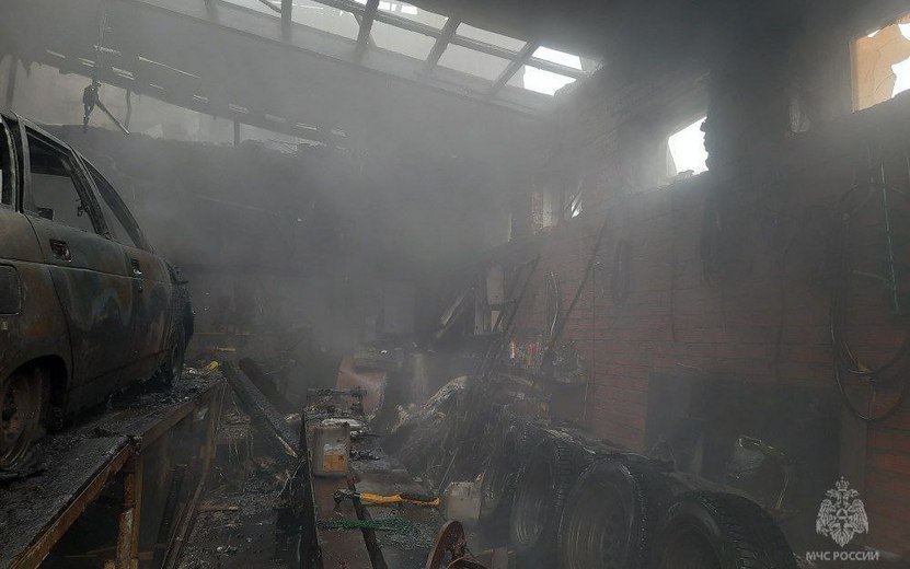 Машина загорелась в гараже на улице Степной в Ижевске