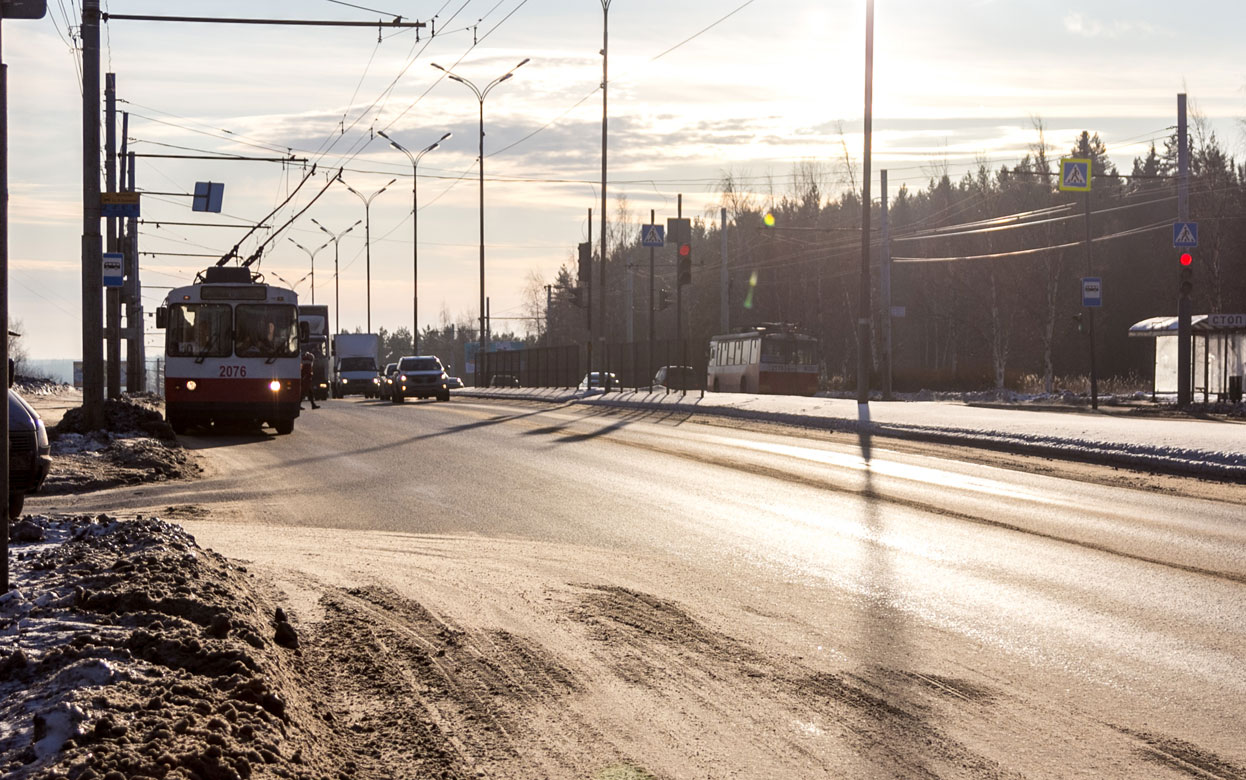 Машина на трамвайных путях, погибшая в ДТП девочка и неоднозначная ситуация на авторынке: что обсуждают ижевчане в соцсетях 2 марта