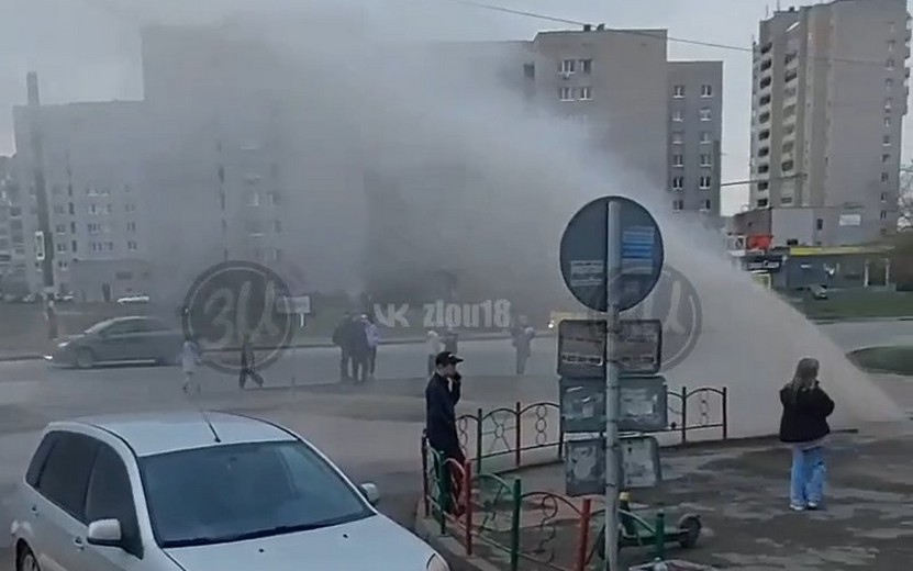 Видео: коммунальный фонтан забил из-под земли на ул. Клубной в Ижевске