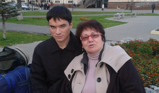 Мама Василия Гришина с сыном. Фото из личного архива семьи Гришиных и автора