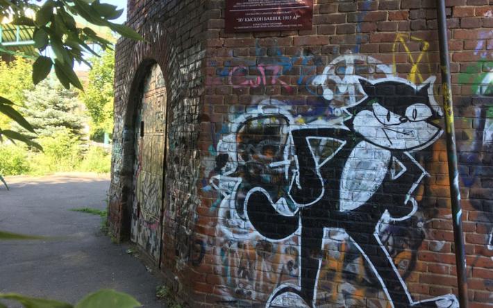 После сообщения об очистке водонапорной башни Ижевска от граффити появились фотографии ее по-прежнему разрисованных стен