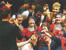 Желающих сфотографироваться с «Бурановским бабушками» в Баку было больше, чем с победительницей «Евровидения» шведкой Лорин. Фото - ТК «Россия»