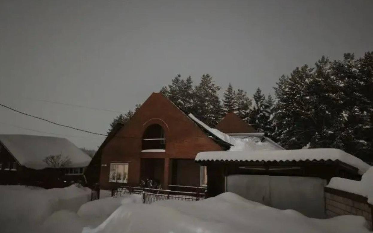 Крыша дома обрушилась из-за снега в Удмуртии