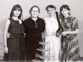 Надежда Уткина (на фото вторая справа) встречает с подругами 1984 год
