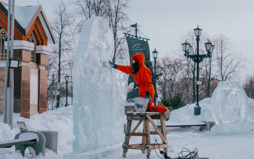 Сначала вырезал скульптуры из бивня мамонта, а затем из льда: в Ижевске продолжается ледовый фестиваль