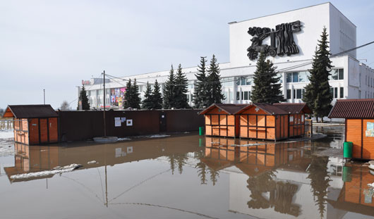 Из-за резкого потепления водой залило и часть Центральной площади Ижевска. Фото: Константина Ившина