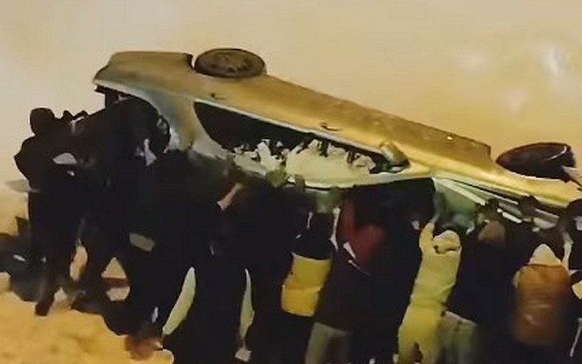 Автомобиль вылетел через ограждения на парковке у торгового центра в Ижевске