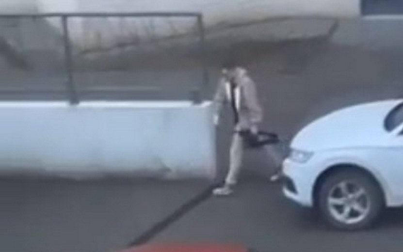 Видео: мужчина похожим на автомат предметом напугал жильцов дома в центре Ижевска
