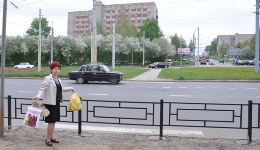 Пешеходного перехода через кольцо 9 Января-Ворошилова больше нет.Фото Э. Карипова