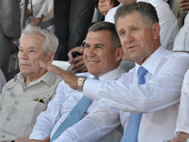 Михаил Калашников, Рустам Минниханов и Александр Волков. Сабантуй-2010 год.Фото К. Ившин