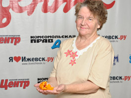Тамара Дусяцкая и экзотический овощ. Фото К. Ившин