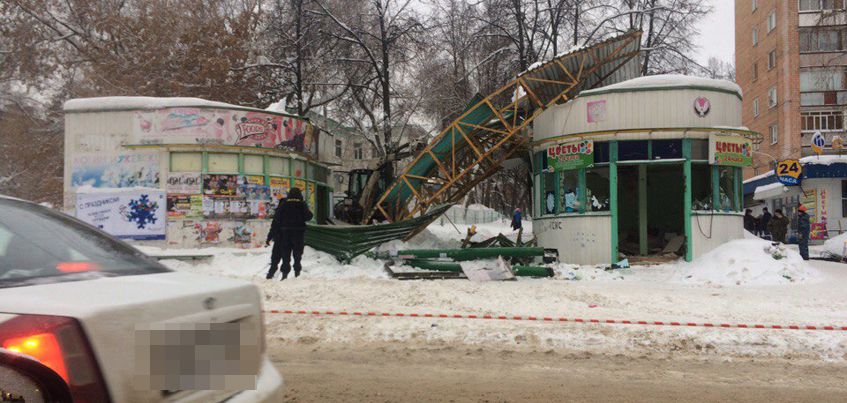 Фотофакт: В Ижевске снесли остановочный комплекс «Радиозавод»