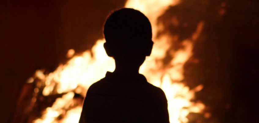Детям из Кизнера, у которых при пожаре погибли родители, нужна помощь