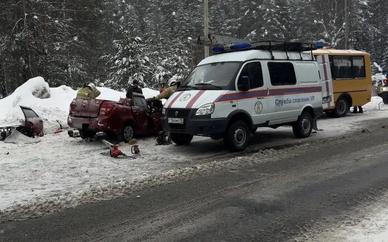 СК проводит проверку по факту смертельного ДТП со школьным автобусом в Удмуртии