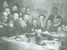 Празднование Нового, 1942, года у заведующей сарапульским ДК «Заря». Начало войны, а на столах уже шаром покати