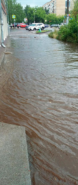 Грозы и дожди: улицы Ижевска снова топит, а в Июльском выпал град