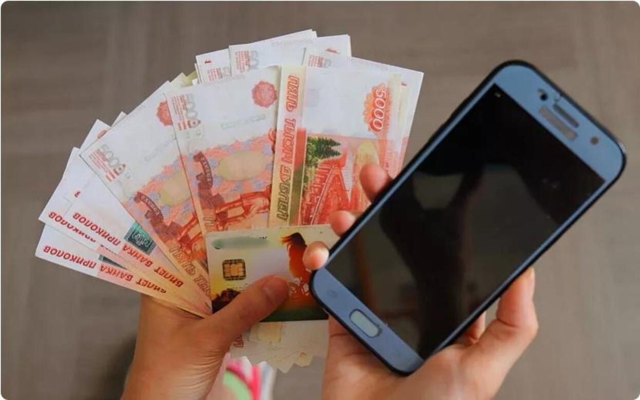 Аферисты попросили пенсионерку из Ижевска отправить пуховик с 300 тыс. руб.