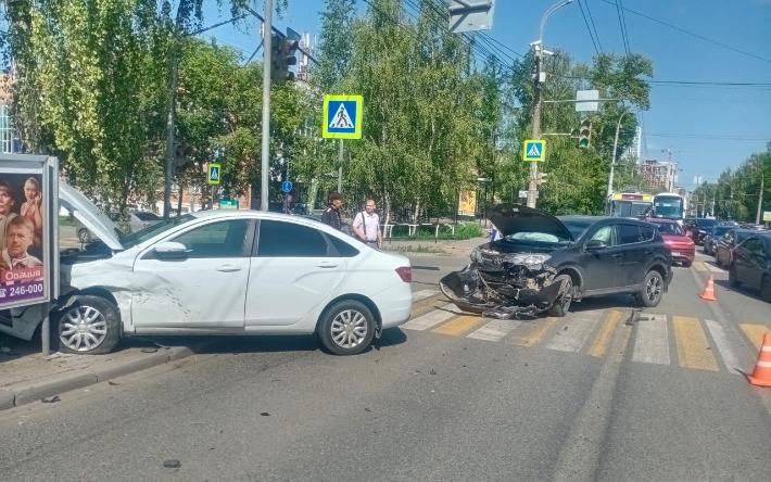 25-летняя водитель «Лады Веста» пострадала при столкновении с «Тойотой» в Ижевске