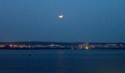 Лунное затмение над Ижевским прудом. Фото: Сергей Алексеев