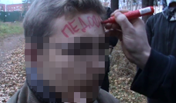 Кадр из видео, сделанного борцами: после признательной речи на камеру, на лице у «разоблаченного» пишут маркером: «Педофил»