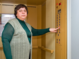 Жительница дома № 55 по ул. Ворошило- ва Елена Куприянова: «Дом новый, а лифты постоянно ломаются. Я своему внуку ездить на них запретила. Пусть поднимается пешком, мне так спокойнее»