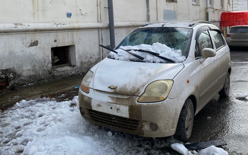 Фотофакт: сошедший с крыши дома снег разбил автомобиль в Ижевске