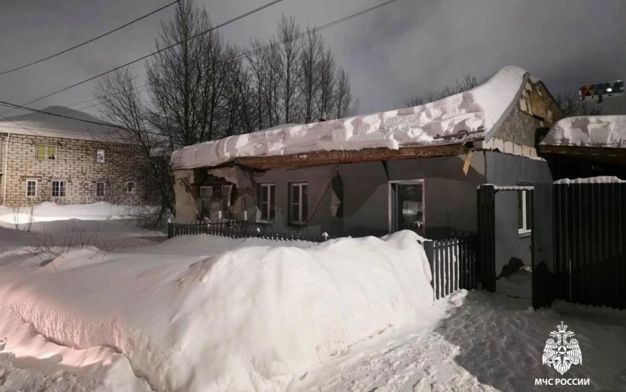 Кровля и чердачное перекрытие частного дома обрушились в Ижевске